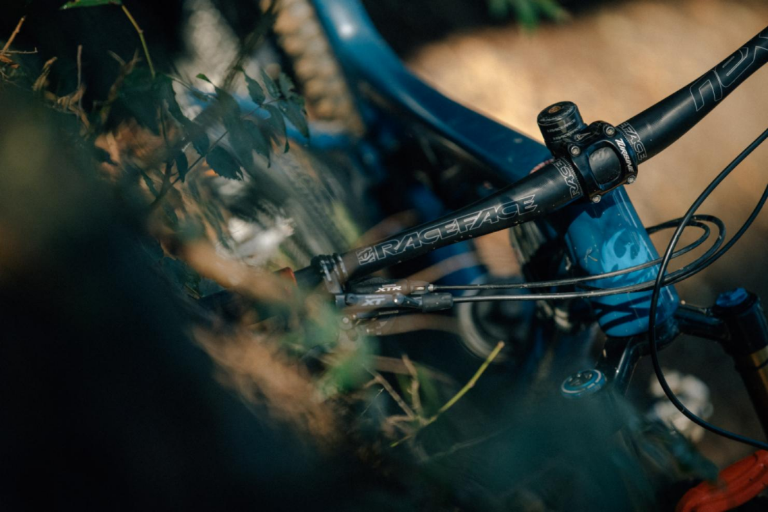 只把好彈性留下:Raceface發佈全新最輕量的Next SL 35 XC/林道山地碳纖平把