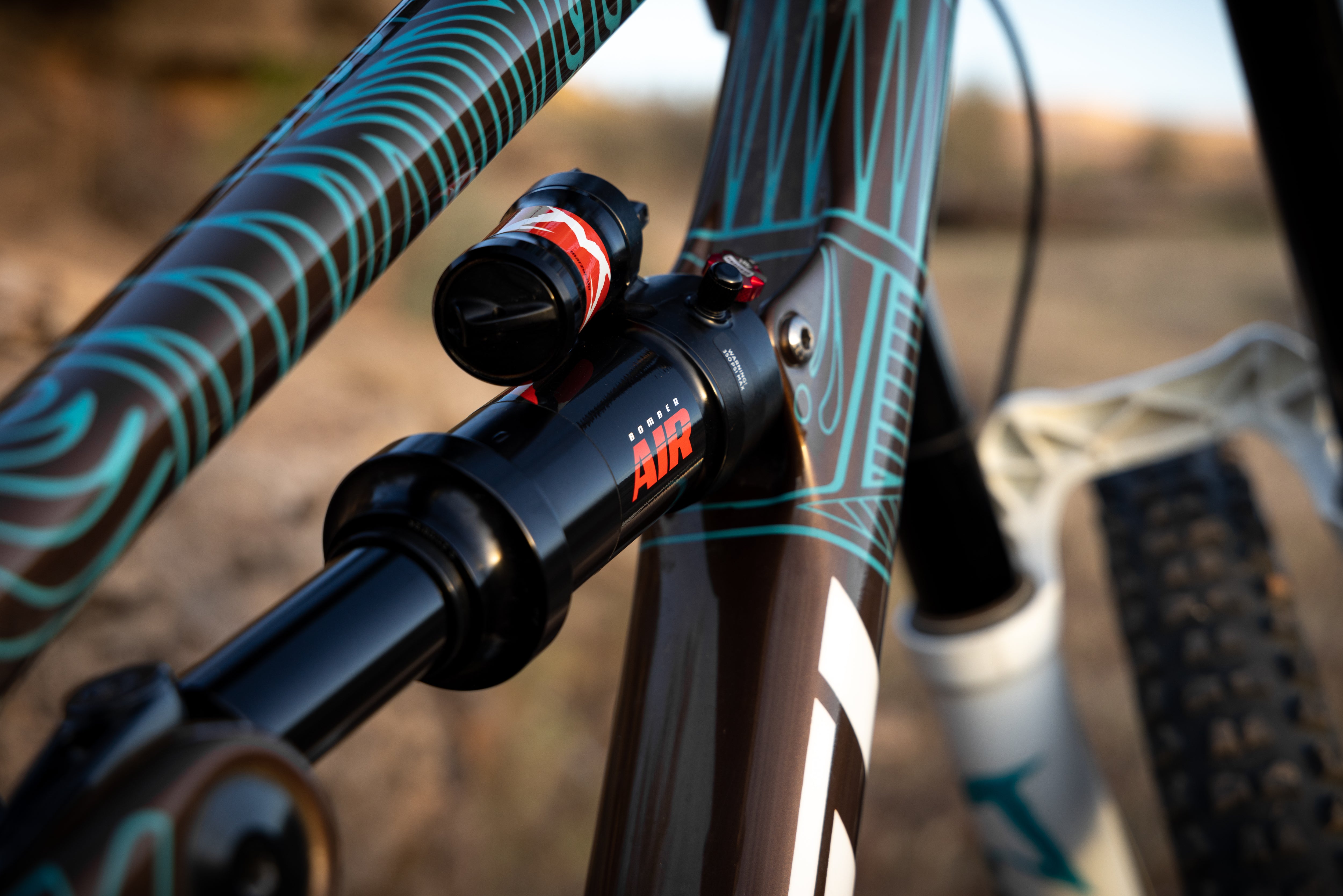 略微偏離! Marzocchi 發布全新 Bomber Air 空氣後避震